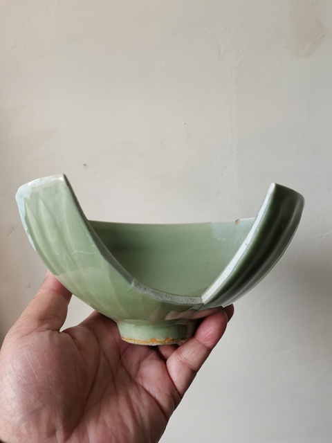 古玩陶瓷龍泉青瓷刻仰蓮紋碗真品鑒賞圖