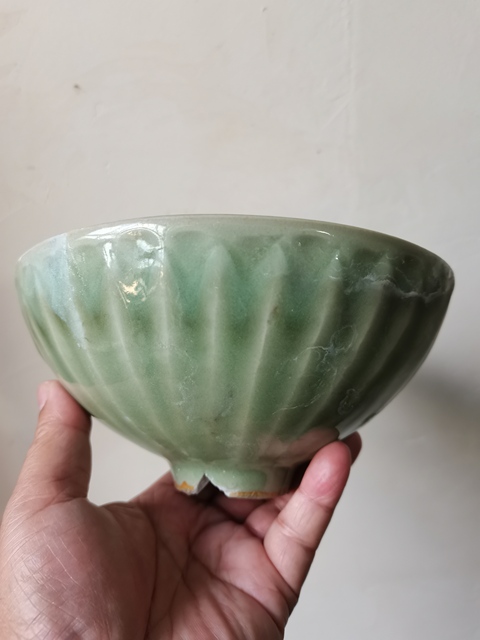 古玩陶瓷龍泉青瓷刻仰蓮紋碗真品鑒賞圖