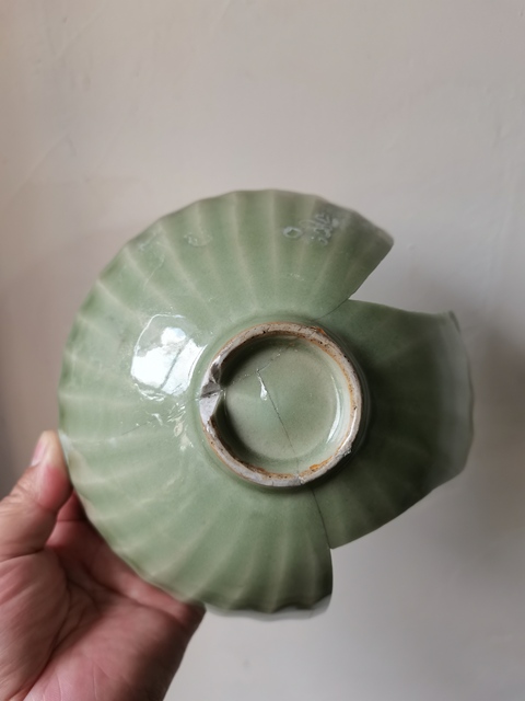 古玩陶瓷龍泉青瓷刻仰蓮紋碗真品鑒賞圖