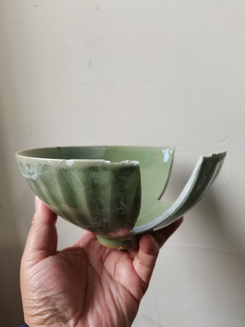 古玩陶瓷龍泉青瓷刻仰蓮紋碗真品鑒賞圖