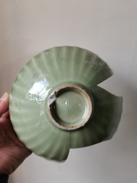 古玩陶瓷龍泉青瓷刻仰蓮紋碗真品鑒賞圖