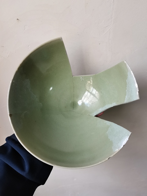 古玩陶瓷龍泉青瓷刻仰蓮紋碗真品鑒賞圖