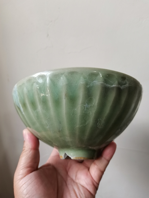 古玩陶瓷龍泉青瓷刻仰蓮紋碗真品鑒賞圖