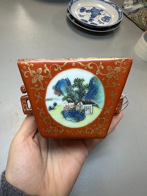 古玩陶瓷珊瑚紅釉描金開光山水紋粉彩方斗杯真品鑒賞圖