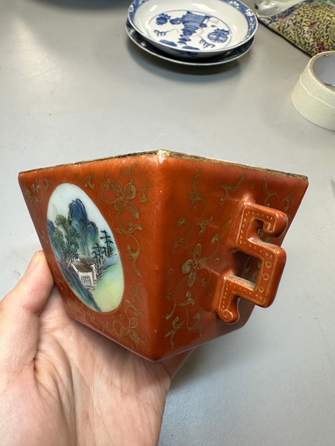 古玩陶瓷珊瑚紅釉描金開光山水紋粉彩方斗杯真品鑒賞圖