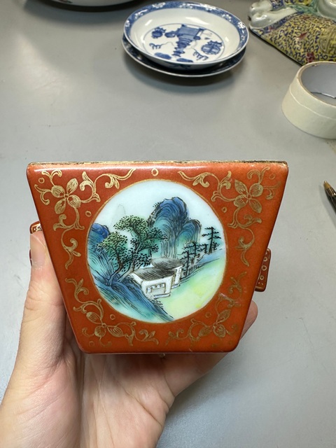 古玩陶瓷珊瑚紅釉描金開光山水紋粉彩方斗杯真品鑒賞圖