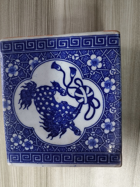 古玩陶瓷飄帶繡球獅子紋青花書擋真品鑒賞圖