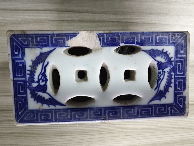 古玩陶瓷飄帶繡球獅子紋青花書擋真品鑒賞圖