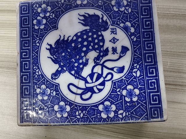 古玩陶瓷飄帶繡球獅子紋青花書擋真品鑒賞圖