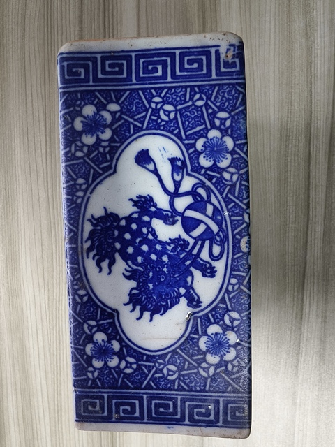 古玩陶瓷飄帶繡球獅子紋青花書擋真品鑒賞圖