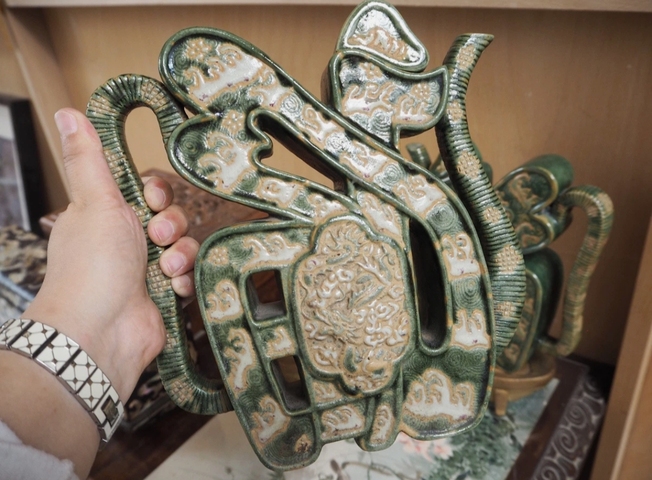 古玩陶瓷綠釉堆白福字壺真品鑒賞圖