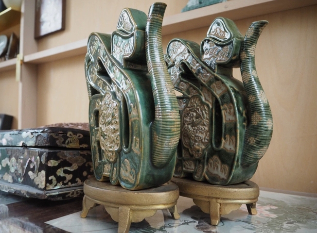 古玩陶瓷綠釉堆白福字壺真品鑒賞圖