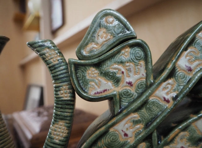 古玩陶瓷綠釉堆白福字壺真品鑒賞圖