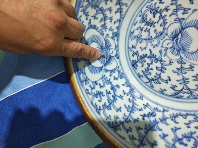 古玩陶瓷紫金釉青花花卉紋折沿盆真品鑒賞圖