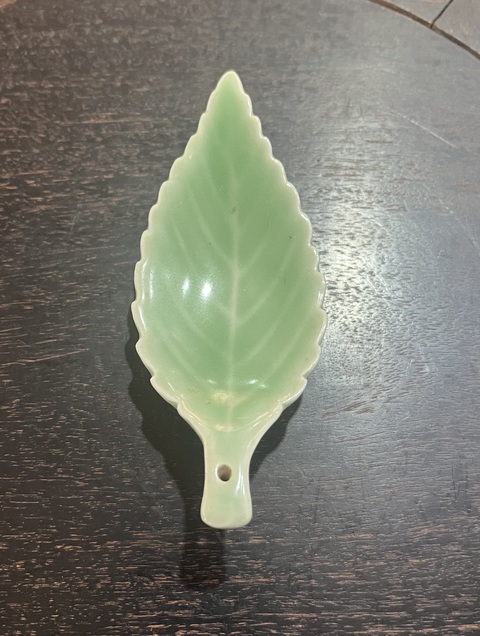 古玩陶瓷綠釉樹葉型盤拍賣，當(dāng)前價(jià)格800元