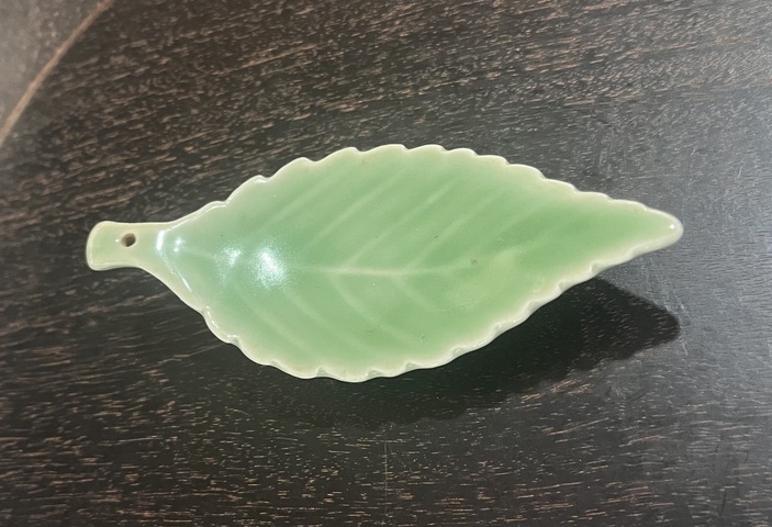 古玩陶瓷綠釉樹葉型盤拍賣，當(dāng)前價(jià)格800元