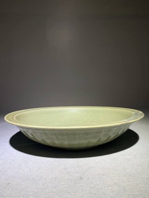 古玩陶瓷龍泉青釉貼塑龍紋大盤真品鑒賞圖