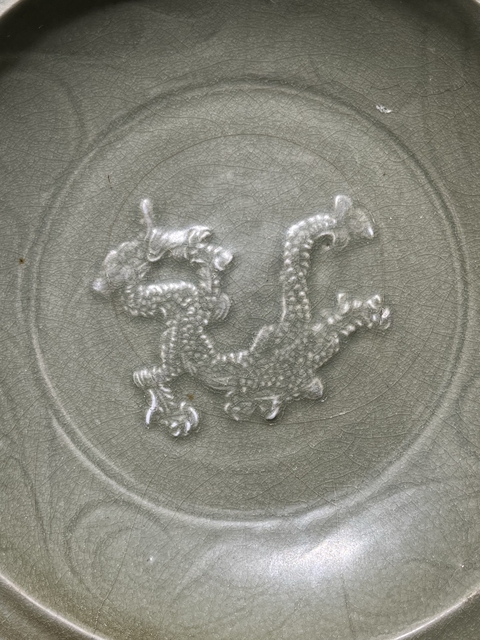 古玩陶瓷龍泉青釉貼塑龍紋大盤真品鑒賞圖