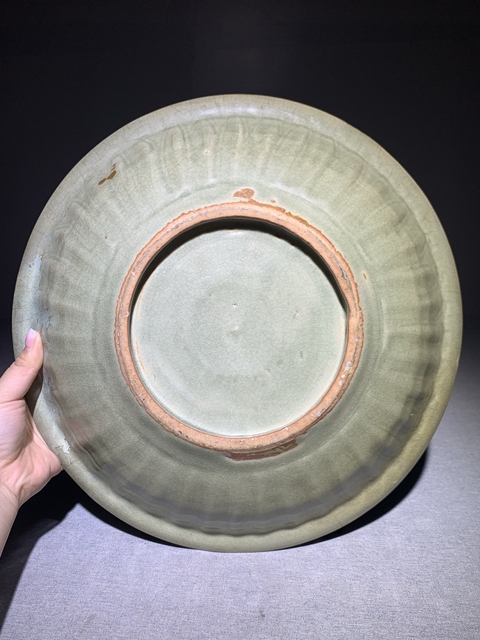 古玩陶瓷龍泉青釉貼塑龍紋大盤真品鑒賞圖