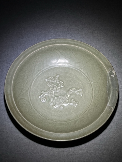 古玩陶瓷龍泉青釉貼塑龍紋大盤真品鑒賞圖