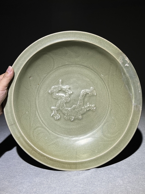 古玩陶瓷龍泉青釉貼塑龍紋大盤真品鑒賞圖