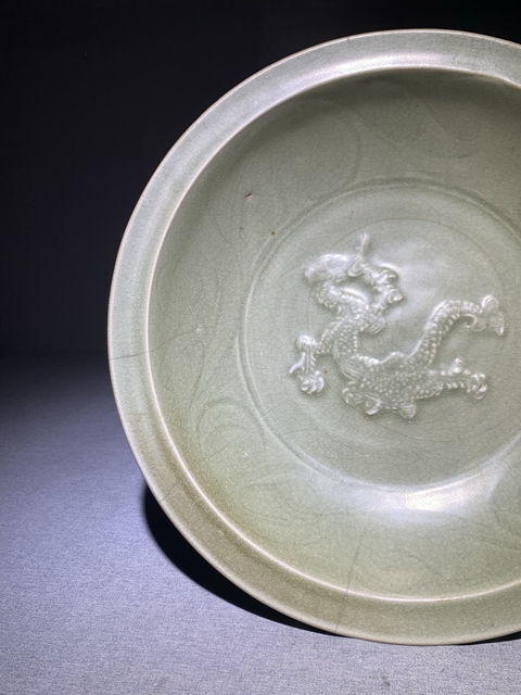 古玩陶瓷龍泉青釉貼塑龍紋大盤真品鑒賞圖