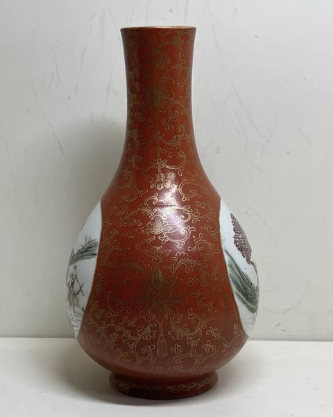 古玩陶瓷珊瑚紅釉描金開光人物紋粉彩瓶真品鑒賞圖