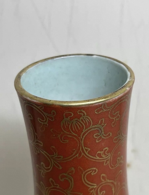 古玩陶瓷珊瑚紅釉描金開光人物紋粉彩瓶真品鑒賞圖