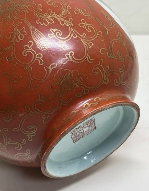 古玩陶瓷珊瑚紅釉描金開光人物紋粉彩瓶真品鑒賞圖