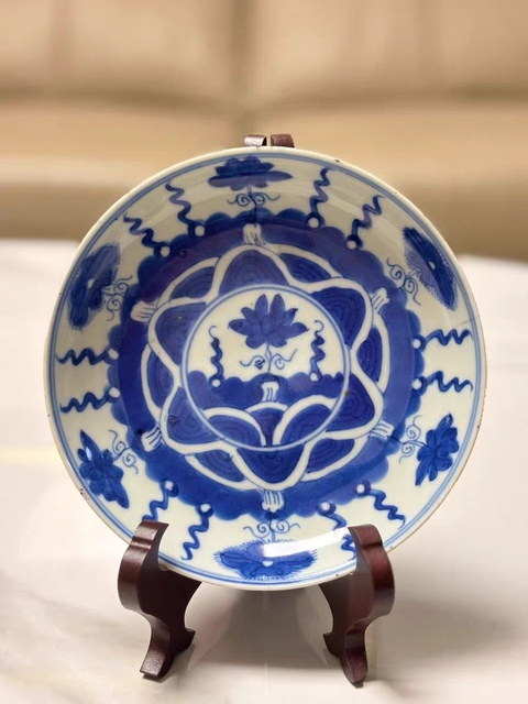 古玩陶瓷青花花卉紋臥盤真品鑒賞圖
