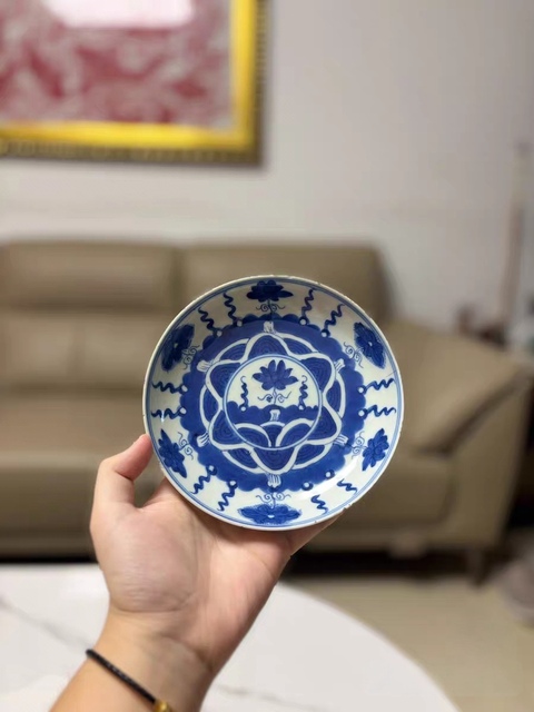 古玩陶瓷青花花卉紋臥盤真品鑒賞圖