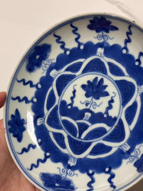 古玩陶瓷青花花卉紋臥盤真品鑒賞圖