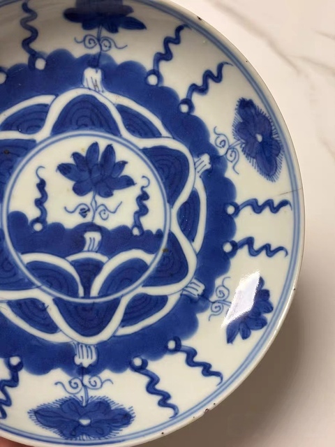 古玩陶瓷青花花卉紋臥盤真品鑒賞圖