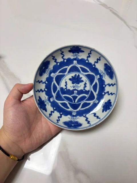 古玩陶瓷青花花卉紋臥盤真品鑒賞圖