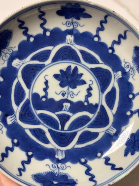 古玩陶瓷青花花卉紋臥盤真品鑒賞圖