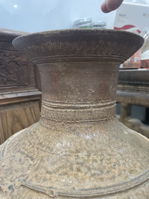 古玩陶瓷青釉雙系刻花水波紋撇口壺真品鑒賞圖