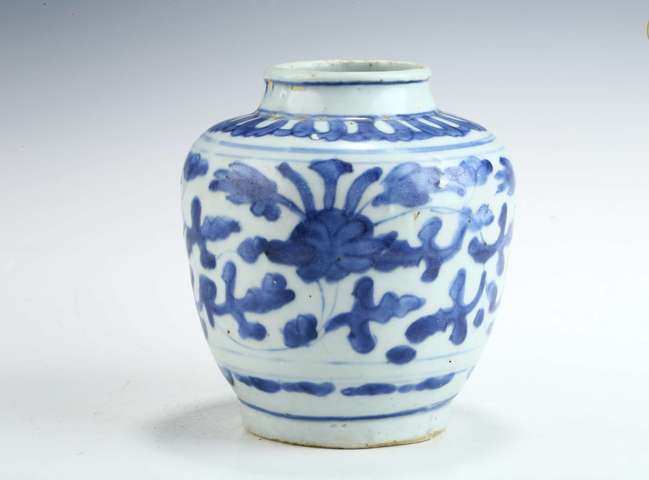 古玩陶瓷明晚·青花纏枝花卉紋罐拍賣(mài)，當(dāng)前價(jià)格4569元