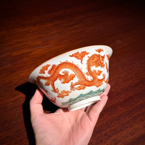 古玩陶瓷二龍戲珠礬紅綠彩撇口碗真品鑒賞圖