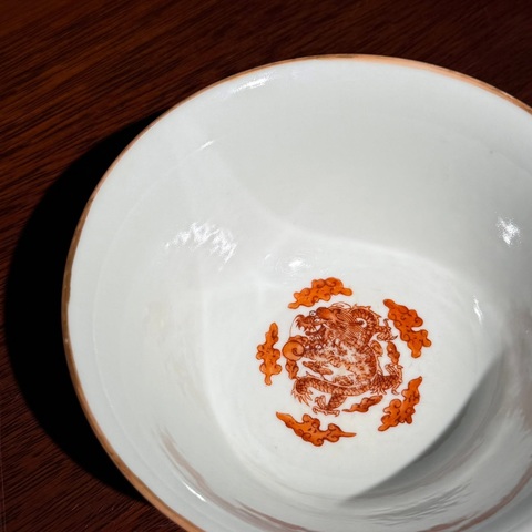 古玩陶瓷二龍戲珠礬紅綠彩撇口碗真品鑒賞圖