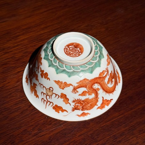 古玩陶瓷二龍戲珠礬紅綠彩撇口碗真品鑒賞圖