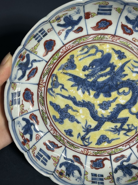 古玩陶瓷青花五彩翼龍紋花口盤真品鑒賞圖