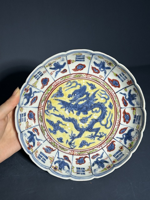古玩陶瓷青花五彩翼龍紋花口盤真品鑒賞圖