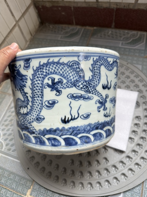 古玩陶瓷二龍戲珠青花圈足筒式香爐真品鑒賞圖