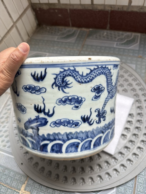 古玩陶瓷二龍戲珠青花圈足筒式香爐真品鑒賞圖