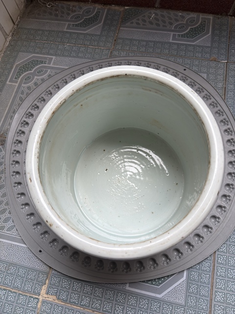 古玩陶瓷二龍戲珠青花圈足筒式香爐真品鑒賞圖