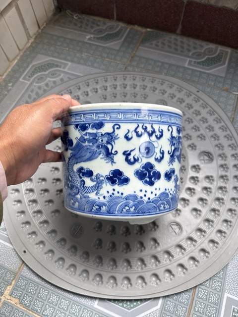 古玩陶瓷二龍戲珠三足筒式香爐真品鑒賞圖