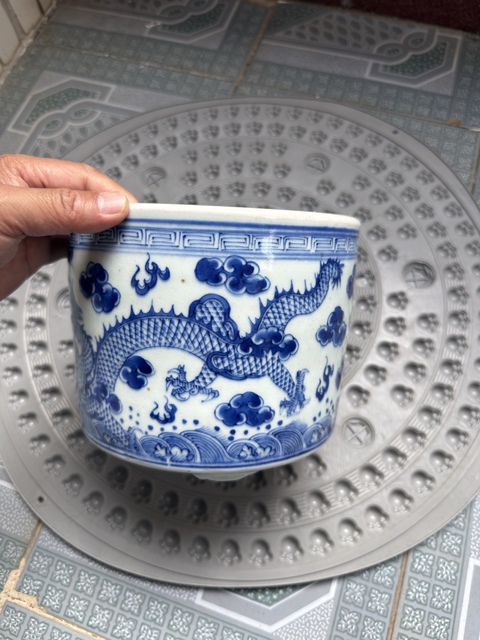 古玩陶瓷二龍戲珠三足筒式香爐真品鑒賞圖