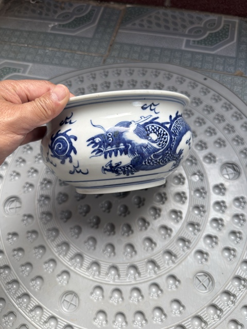 古玩陶瓷龍紋青花圈足缽式香爐真品鑒賞圖