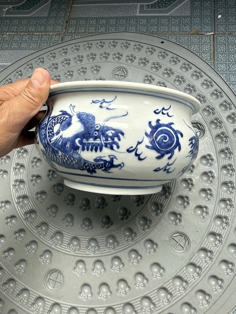 古玩陶瓷龍紋青花圈足缽式香爐真品鑒賞圖