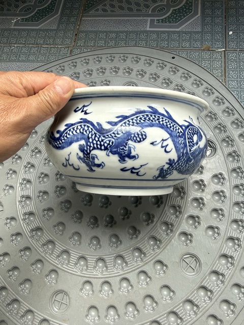 古玩陶瓷龍紋青花圈足缽式香爐真品鑒賞圖